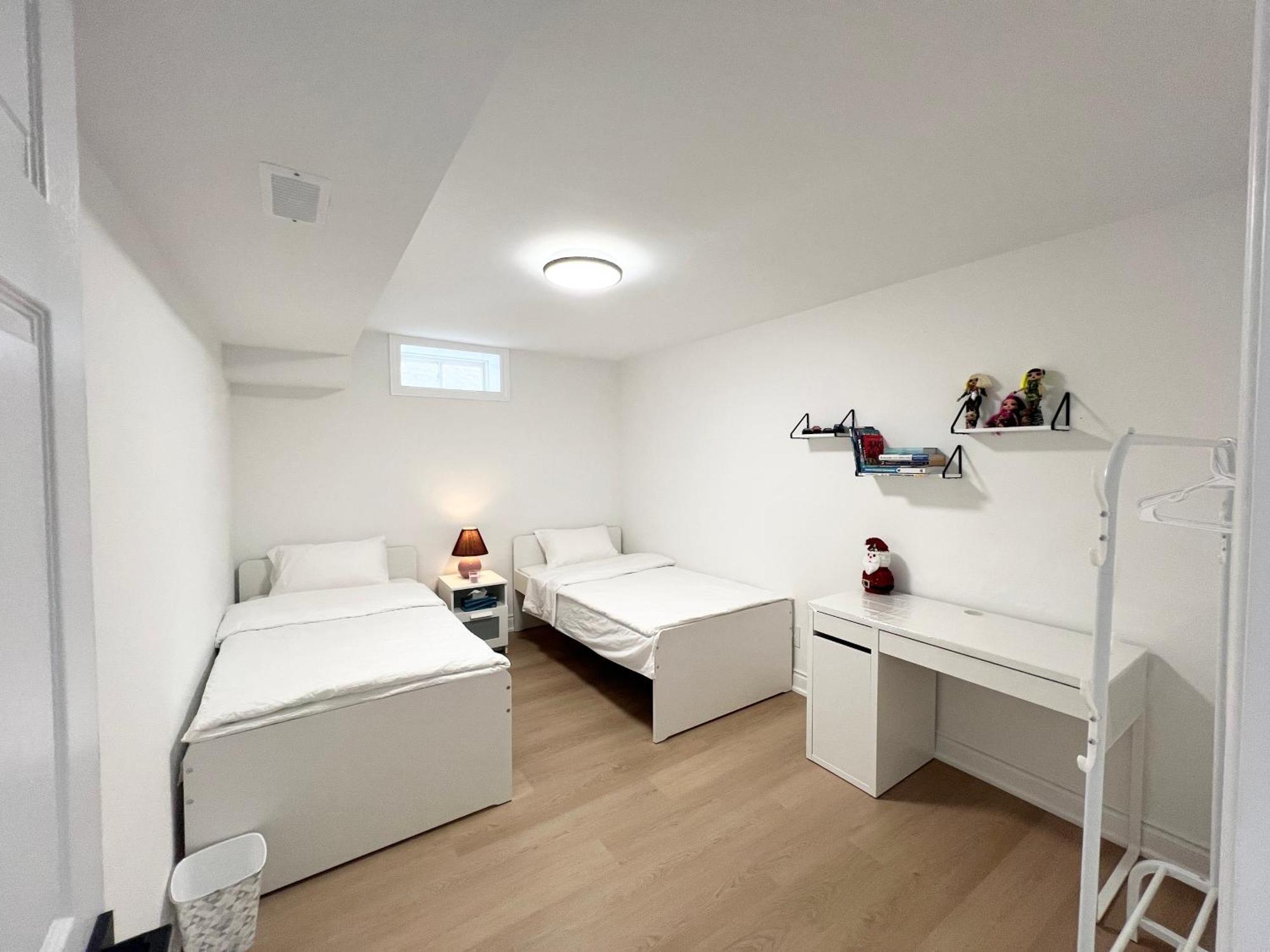 Cozy, Brand-New, 2Bdr,Walkout Apt, Free Parking ริชมอนด์ฮิลล์ ภายนอก รูปภาพ