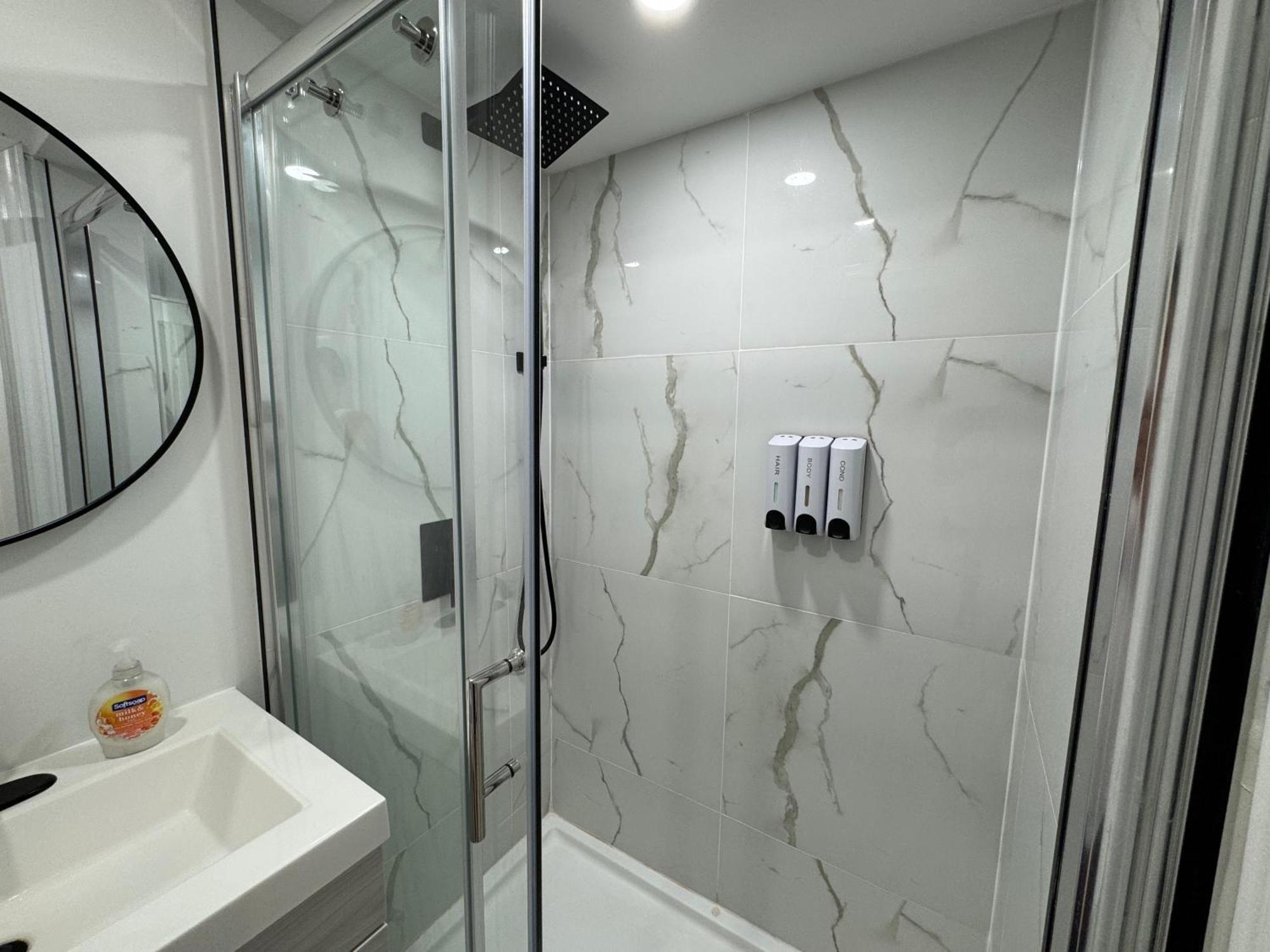 Cozy, Brand-New, 2Bdr,Walkout Apt, Free Parking ริชมอนด์ฮิลล์ ภายนอก รูปภาพ